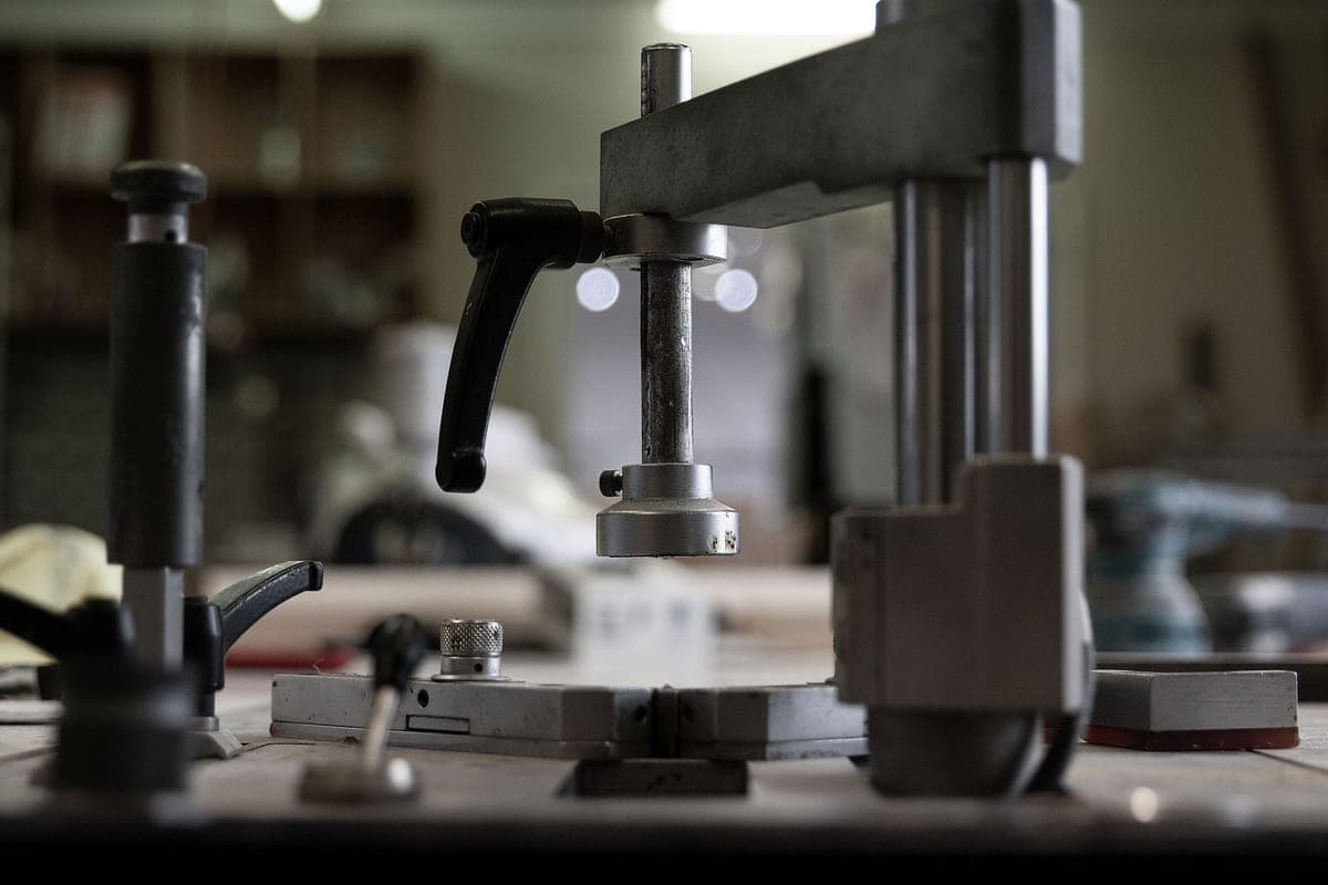 Pneumatic tools arranged on a workshop bench