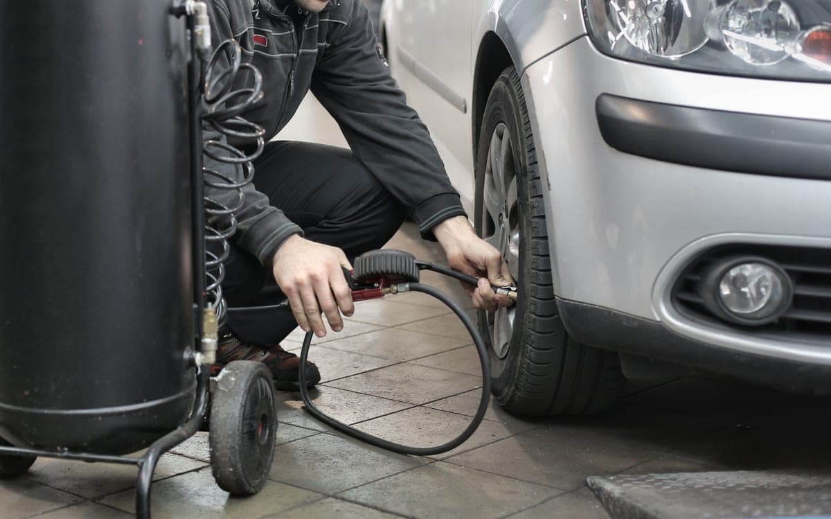 Checking and inflating the pressure in a car tire